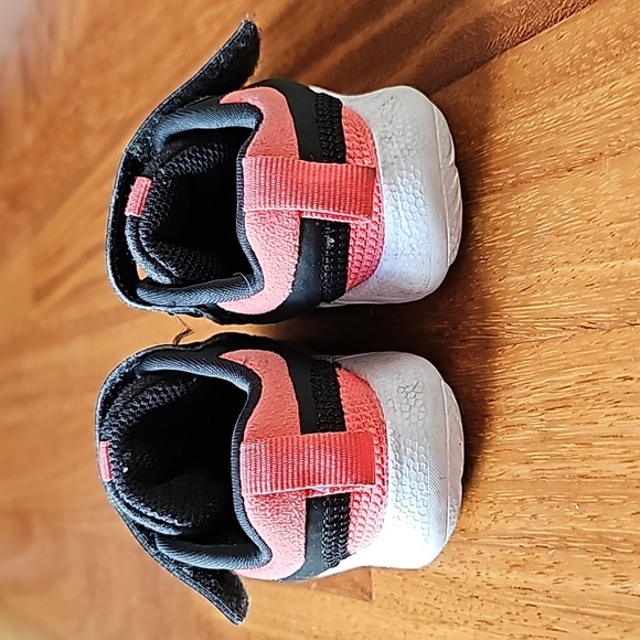 Nike Free Run 2021, toddler running shoes, gently used, size 5c - Picture 4 of 6
